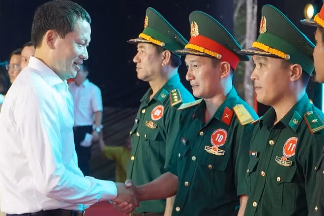 Đồng chí Vũ Hồng Văn, Ủy viên Trung ương Đảng, Bí thư Tỉnh ủy, Trưởng Đoàn đại biểu Quốc hội tỉnh Đồng Nai tặng quà cho lực lượng Bộ đội Biên phòng.