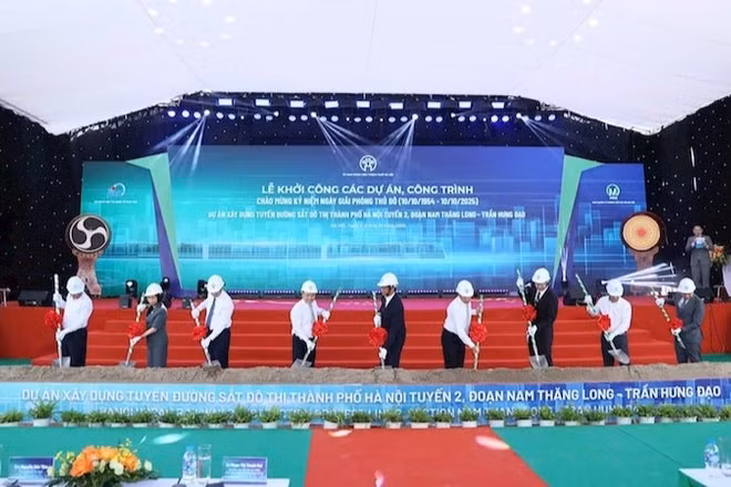 Các đại biểu thực hiện nghi thức khởi công.