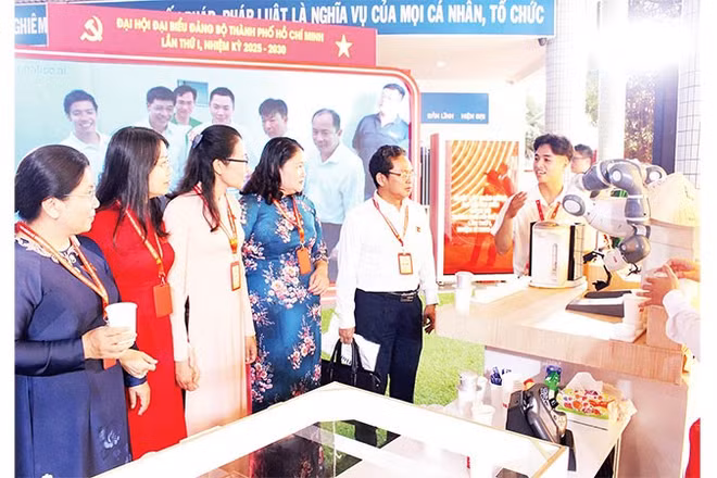 Các đại biểu tham quan sản phẩm khoa học, công nghệ được trưng bày tại Đại hội đại biểu Đảng bộ Thành phố Hồ Chí Minh lần thứ nhất, nhiệm kỳ 2025-2030.