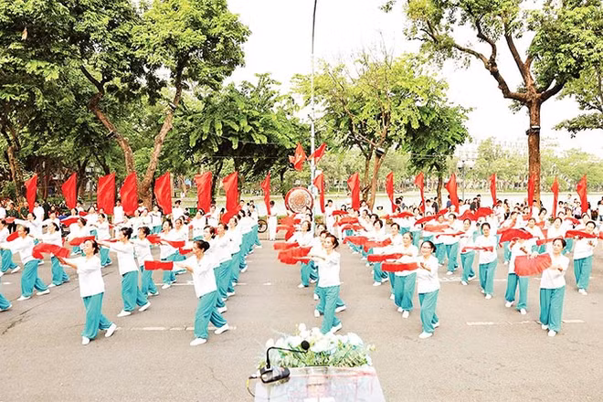 Màn đồng diễn thể dục dưỡng sinh trong Đại hội Thể dục Thể thao phường Hoàn Kiếm.