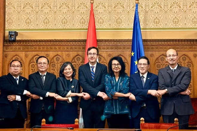 Đại sứ Bùi Lê Thái (ngoài cùng bên phải) và Đại sứ các nước ASEAN chụp ảnh kỷ niệm cùng ông Márton Hajdu, Chủ nhiệm Ủy ban Đối ngoại Quốc hội Hungary. (Ảnh: Đại sứ quán Việt Nam tại Hungary cung cấp)