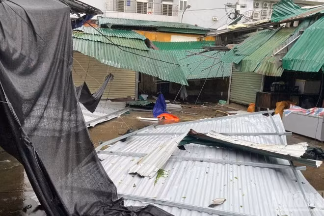 Chợ dân sinh bị đổ nát sau nhiều giờ quần thảo của bão số Bualoi gây thiệt hại nặng nề tại Nghệ An. (Ảnh: TRUNG HIẾU)