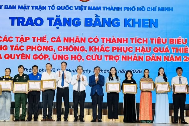 Đại diện Saigon Co.op (thứ 4, từ phải sang) vinh dự nhận bằng khen của Chủ tịch Ủy ban nhân dân Thành phố Hồ Chí Minh. (Ảnh: Saigon Co.op)