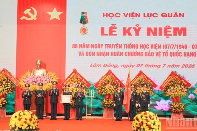 Đại tướng Phan Văn Giang trao Huân chương Bảo vệ Tổ quốc hạng nhất do Chủ tịch nước tặng Học viện Lục quân tại lễ kỷ niệm.
