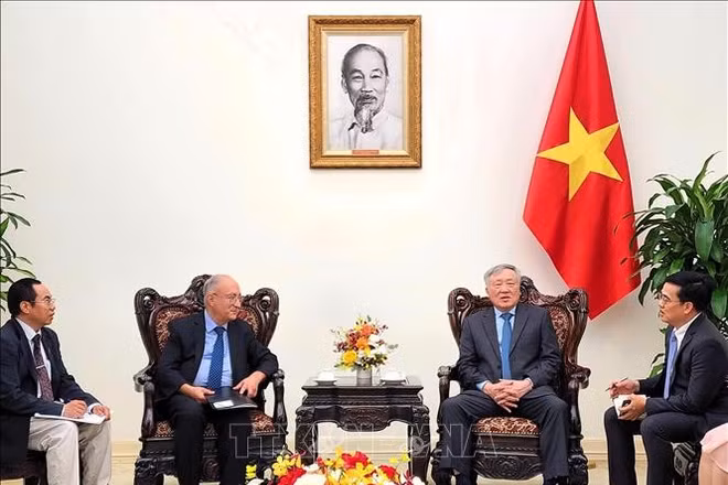 Phó Thủ tướng Thường trực Chính phủ Nguyễn Hòa Bình tiếp Tiến sĩ Kambiz Ghawami, Chủ tịch Tổ chức Hỗ trợ đại học thế giới, Cộng hòa Liên bang Đức (WUS), đại diện bang Hessen đang có chuyến công tác tại Việt Nam. (Ảnh: TTXVN)