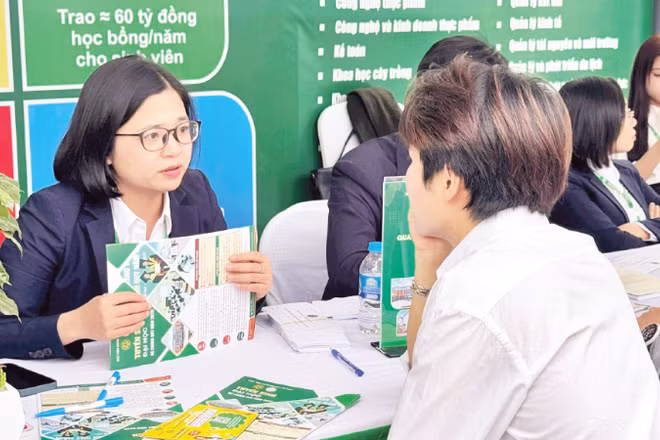 Học sinh tìm hiểu thông tin tuyển sinh tại Ngày hội tư vấn tuyển sinh-hướng nghiệp.