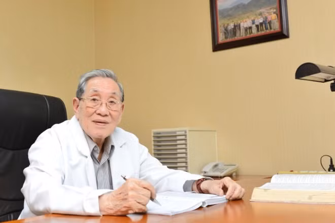 Nhà giáo Nhân dân, Giáo sư, Tiến sĩ, bác sĩ Nguyễn Đình Hối. 