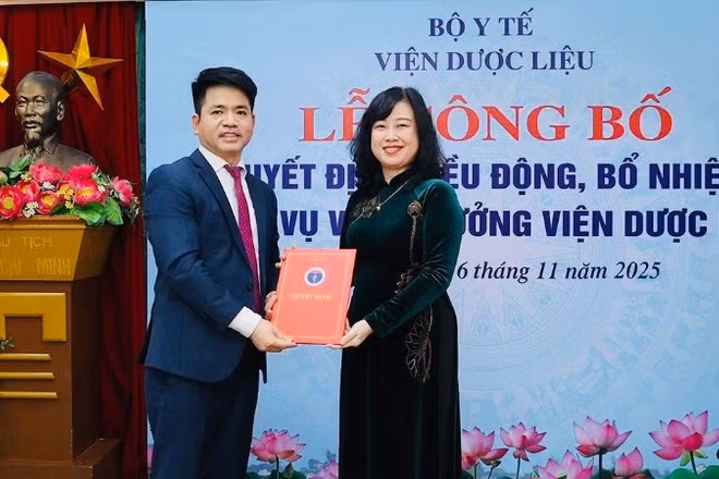 Bộ trưởng Y tế Đào Hồng Lan trao quyết định bổ nhiệm Tiến sĩ Trần Minh Ngọc