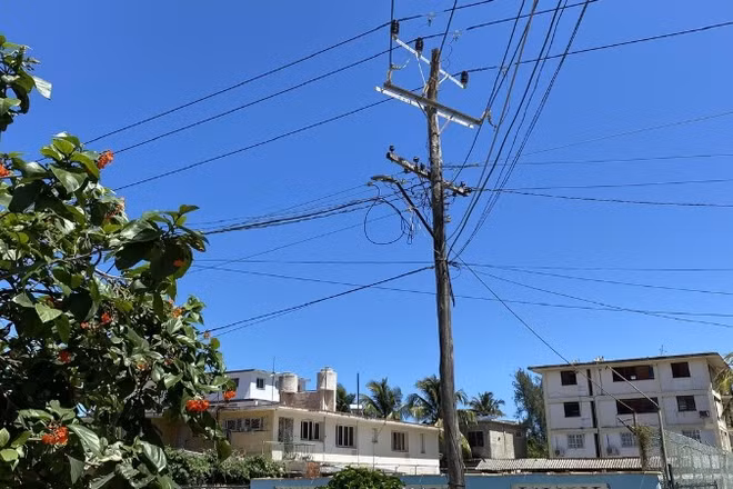 Các đường dây điện tại một khu vực ở Miramar, La Habana (Cuba). (Ảnh: TTXVN)