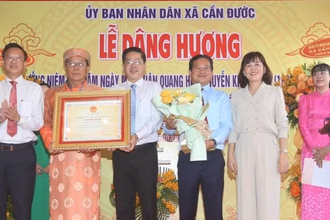 Lãnh đạo tỉnh Tây Ninh và Sở Văn hóa, Thể thao và Du lịch trao hoa và bằng chứng nhận Di sản văn hóa phi vật thể quốc gia Đình Tân Chánh tại xã Cần Đước.
