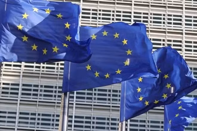 Cờ của Liên minh châu Âu tại trụ sở Ủy ban châu Âu ở Brussels, Bỉ. (Ảnh: Tân Hoa Xã)