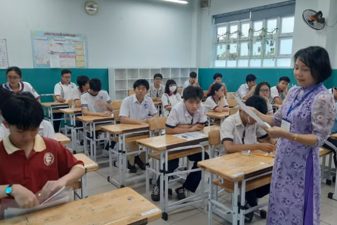 Các thí sinh bình tĩnh bước vào ngày thi đầu tiên.