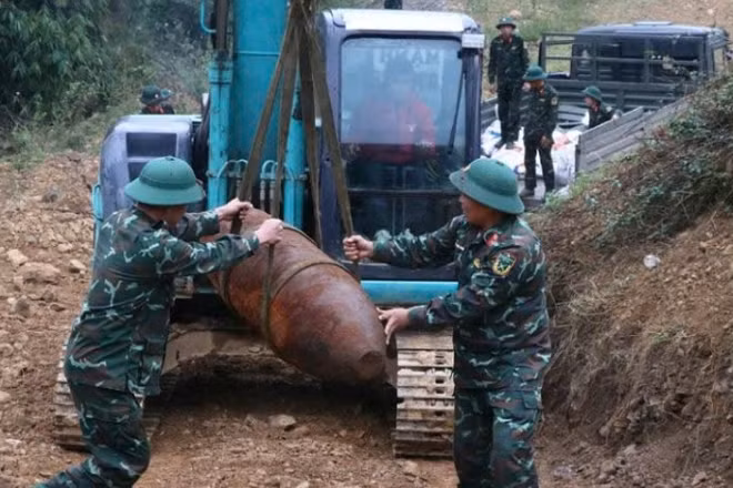 Lực lượng chức năng Bộ Chỉ huy Quân sự tỉnh Phú Thọ vận chuyển bom đến nơi hủy nổ an toàn.
