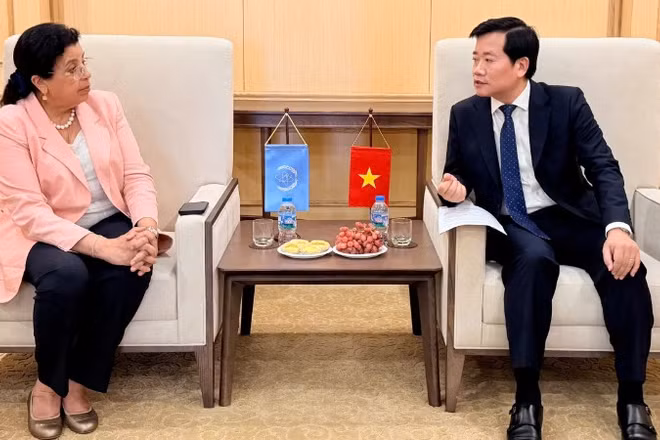 Cục trưởng Cục An toàn bức xạ và hạt nhân Nguyễn Hoàng Linh và bà Najat Mokhtar, Phó Tổng Giám đốc IAEA tại buổi tiếp đón.