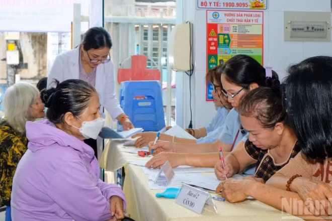 Trạm Y tế phường Gia Định, Thành phố Hồ Chí Minh phối hợp Bệnh viện Nhân dân Gia Định tổ chức chương trình khám sàng lọc, tầm soát bệnh lý Tim mạch, Đái tháo đường cho người dân trên địa bàn ngày 17/4. (Ảnh: THẾ ANH-ĐÌNH THÌN)