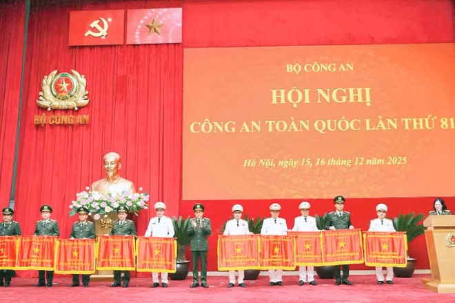 Công an Thành phố Hà Nội nhận Cờ thi đua của Chính phủ năm 2025 tại Hội nghị Công an toàn quốc lần thứ 81.