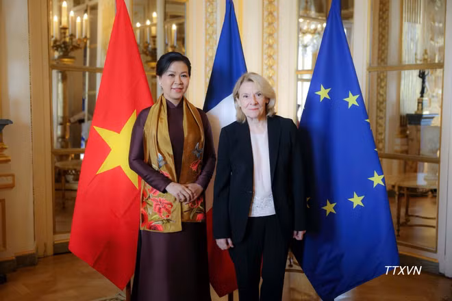 Bà Ngô Phương Ly, Phu nhân Tổng Bí thư, Chủ tịch nước Tô Lâm với Bộ trưởng Văn hóa Pháp Catherine Pégard. (Ảnh: TTXVN)