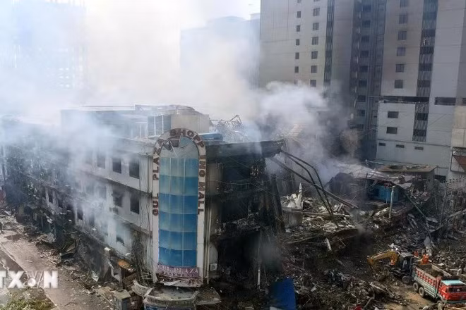 Hiện trường vụ cháy trung tâm thương mại ở Karachi, Pakistan, ngày 19/1/2026. (Ảnh: THX/TTXVN)