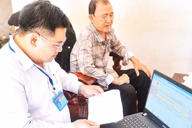 Cán bộ Trung tâm Phục vụ hành chính công xã Đức Lập (Lâm Đồng) đến nhà hỗ trợ các đối tượng yếu thế hoàn thiện thủ tục hành chính.