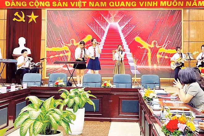 Học sinh Trường phổ thông liên cấp Nguyễn Bỉnh Khiêm thể hiện tài năng âm nhạc.