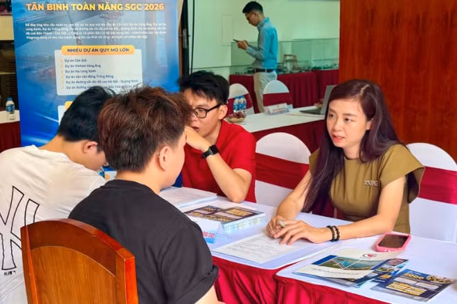 Sinh viên trao đổi với doanh nghiệp tại Ngày hội việc làm.