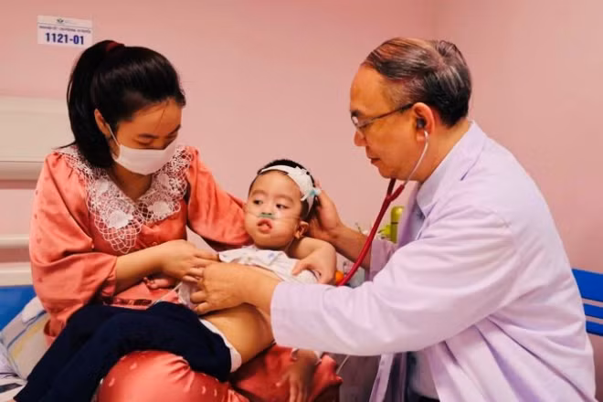 Một bệnh nhi mắc bệnh hiếm tại Trung tâm Nội tiết, Chuyển hóa, Di truyền và liệu pháp phân tử. (BỆNH VIỆN NHI TRUNG ƯƠNG)