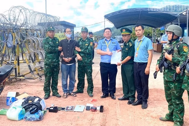 Bộ đội Biên phòng tỉnh Điện Biên bàn giao, trao trả đối tượng cho lực lượng chức năng phía Trung Quốc. (Ảnh: LÊ LAN)