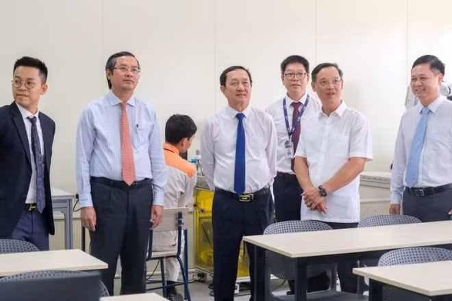 Các đại biểu dự hội thảo tham quan mô hình dạy nghề của Trường cao đẳng Lý Thái Tổ, tỉnh Bắc Ninh.