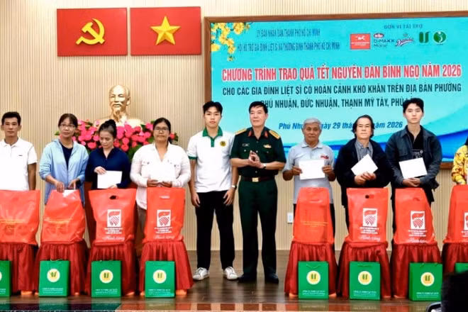 Trao quà Tết cho gia đình liệt sĩ tại Thành phố Hồ Chí Minh.
