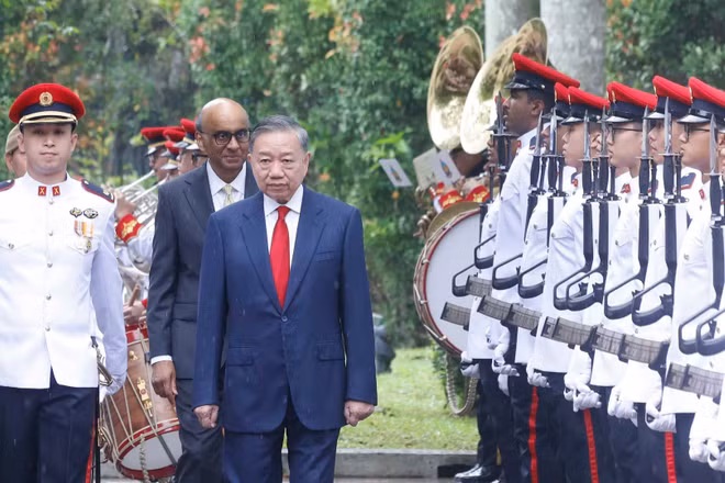  Tổng Bí thư, Chủ tịch nước Tô Lâm và Tổng thống Singapore Tharman Shanmugaratnam duyệt Đội danh dự. (Ảnh: Thống Nhất/TTXVN) 