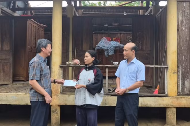 Lãnh đạo xã Hướng Hiệp thăm hỏi, động viên, hỗ trợ hộ gia đình bị thiệt hại do lốc xoáy và mưa đá vào chiều 28/5.
