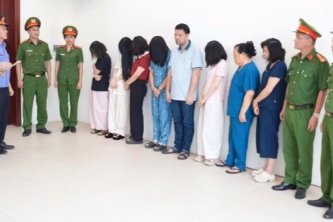 Cơ quan Cảnh sát điều tra Công an tỉnh Nghệ An đọc lệnh khởi tố vụ án, khởi tố 10 bị can về tội “Lừa dối khách hàng”.
