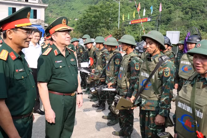Đại tướng Nguyễn Trọng Nghĩa thăm hỏi, động viên lực lượng rà phá bom mìn tại xã Thanh Thủy, tỉnh Tuyên Quang.