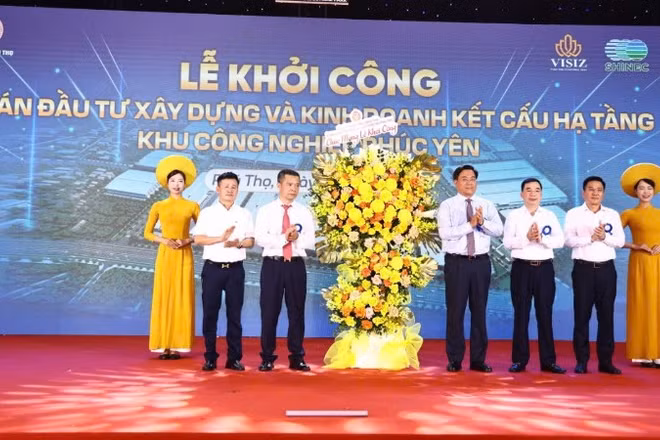 Lãnh đạo tỉnh Phú Thọ chúc mừng chủ đầu tư dự án.