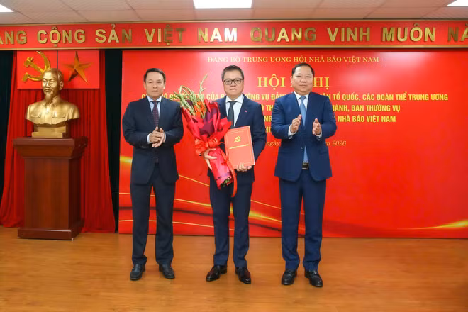 Đồng chí Lê Quốc Minh, Ủy viên Ban Chấp hành Trung ương Đảng, Ủy viên Ban Chấp hành Đảng bộ Mặt trận Tổ quốc các Đoàn thể Trung ương, Tổng Biên tập Báo Nhân Dân, Chủ tịch Hội Nhà báo Việt Nam nhận quyết định giữ chức Bí thư Đảng ủy Cơ quan trung ương Hội Nhà báo Việt Nam nhiệm kỳ 2025-2030.