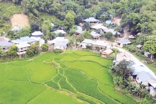 Thiên Phủ bình yên giữa màu xanh của núi rừng. (Ảnh: MINH QUYÊN)
