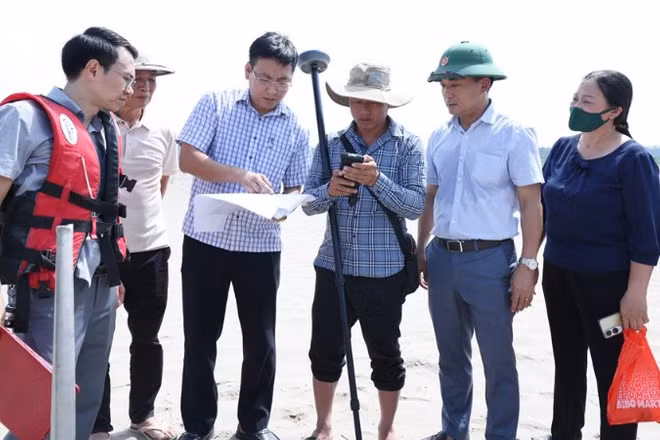 Việc phân định cắm mốc xác định vị trí, tọa độ được xã Cẩm Khê triển khai có sự chứng kiến của các đơn vị chức năng.