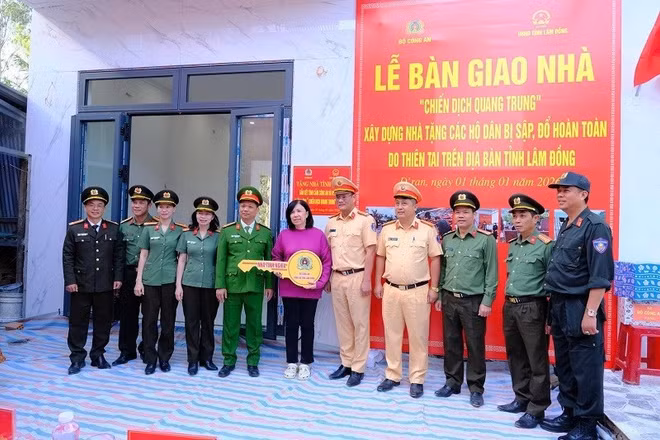 Thủ trưởng Công an tỉnh Lâm Đồng bàn giao nhà mới cho gia đình chị Đỗ Thị Phượng. (Ảnh: TUỆ NHÂN)
