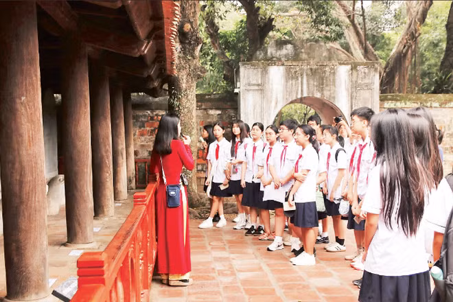Học sinh, sinh viên chiếm lượng lớn trong số khách tham quan đến với Văn Miếu-Quốc Tử Giám trong dịp nghỉ lễ Giỗ Tổ Hùng Vương.