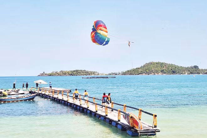 Du khách trải nghiệm dù lượn Hai Bờ Đập, thuộc quần đảo Nam Du.