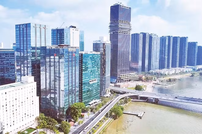 Để tăng trưởng hai con số, Thành phố Hồ Chí Minh cần hướng dòng vốn vào các động lực tăng trưởng chiến lược (Ảnh TÙNG ANH)