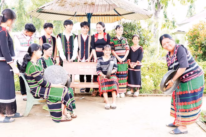 Các nghệ nhân trên địa bàn phường Đông Gia Nghĩa (Lâm Đồng) thực hành truyền dạy cồng chiêng cho học sinh Trường tiểu học và trung học cơ sở Trần Văn Ơn.