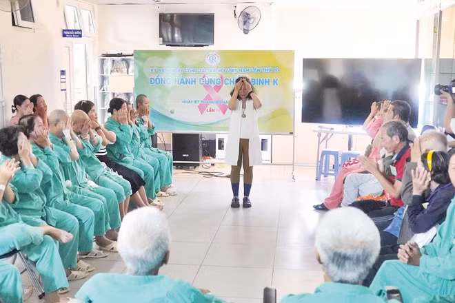 Bệnh nhân ung thư vú đang điều trị tại Bệnh viện Chợ Rẫy tham gia sinh hoạt ngoại khóa.