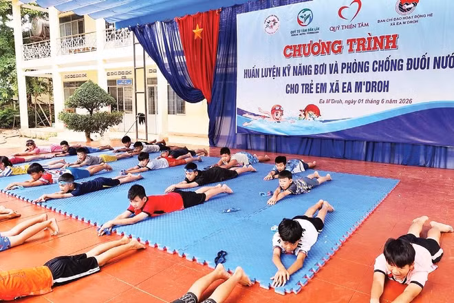 Ban Chỉ đạo hoạt động hè xã Ea M'Droh phối hợp các đơn vị tổ chức lớp huấn luyện kỹ năng bơi và phòng chống đuối nước cho trẻ em.