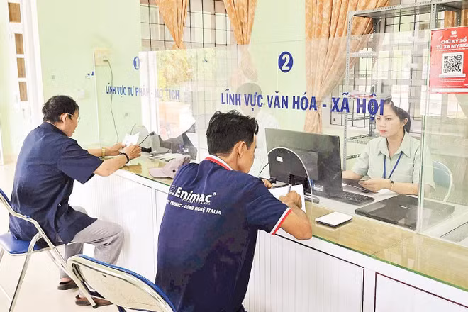 Người dân đến làm thủ tục hành chính tại điểm tiếp nhận thôn Canh Hiệp, xã Canh Vinh, tỉnh Gia Lai.