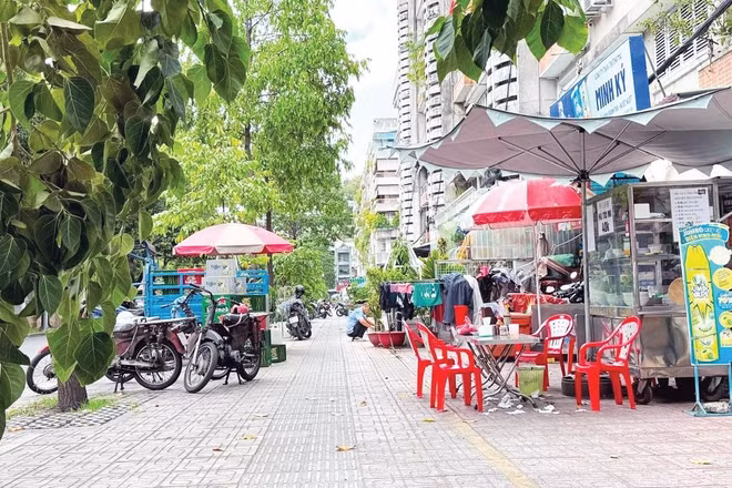 Phường An Đông kẻ vạch trên vỉa hè kết hợp quản lý cấp phép sử dụng tạm thời lòng đường, vỉa hè qua phần mềm (Ảnh QUÝ HIỀN)