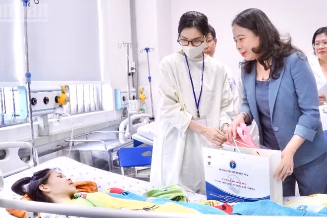 Phó Chủ tịch nước Võ Thị Ánh Xuân trao quà cho bệnh nhi tại Bệnh viện Nhi đồng 1. (Ảnh: KHANG ANH)