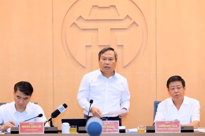 Chủ tịch Ủy ban nhân dân thành phố Hà Nội Vũ Đại Thắng cùng các Phó Chủ tịch Ủy ban nhân dân thành phố tham dự cuộc họp. (Ảnh: Đình Hiệp)