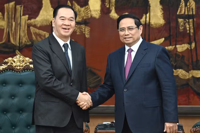 Thủ tướng Phạm Minh Chính và Bộ trưởng Giáo dục và Thể thao Lào Thongsalith Mangnormek.