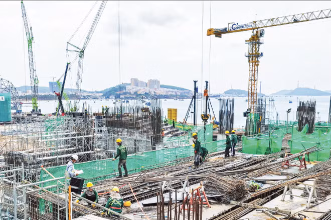 Công nhân thi công kết cấu thép tại dự án phục vụ APEC 2027.